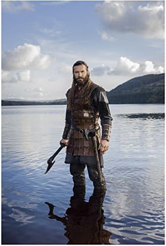 Vikingek Clive Standen, mint Rollo, Kezében Fejsze Le Vízben Áll, 8 x 10 Fotó